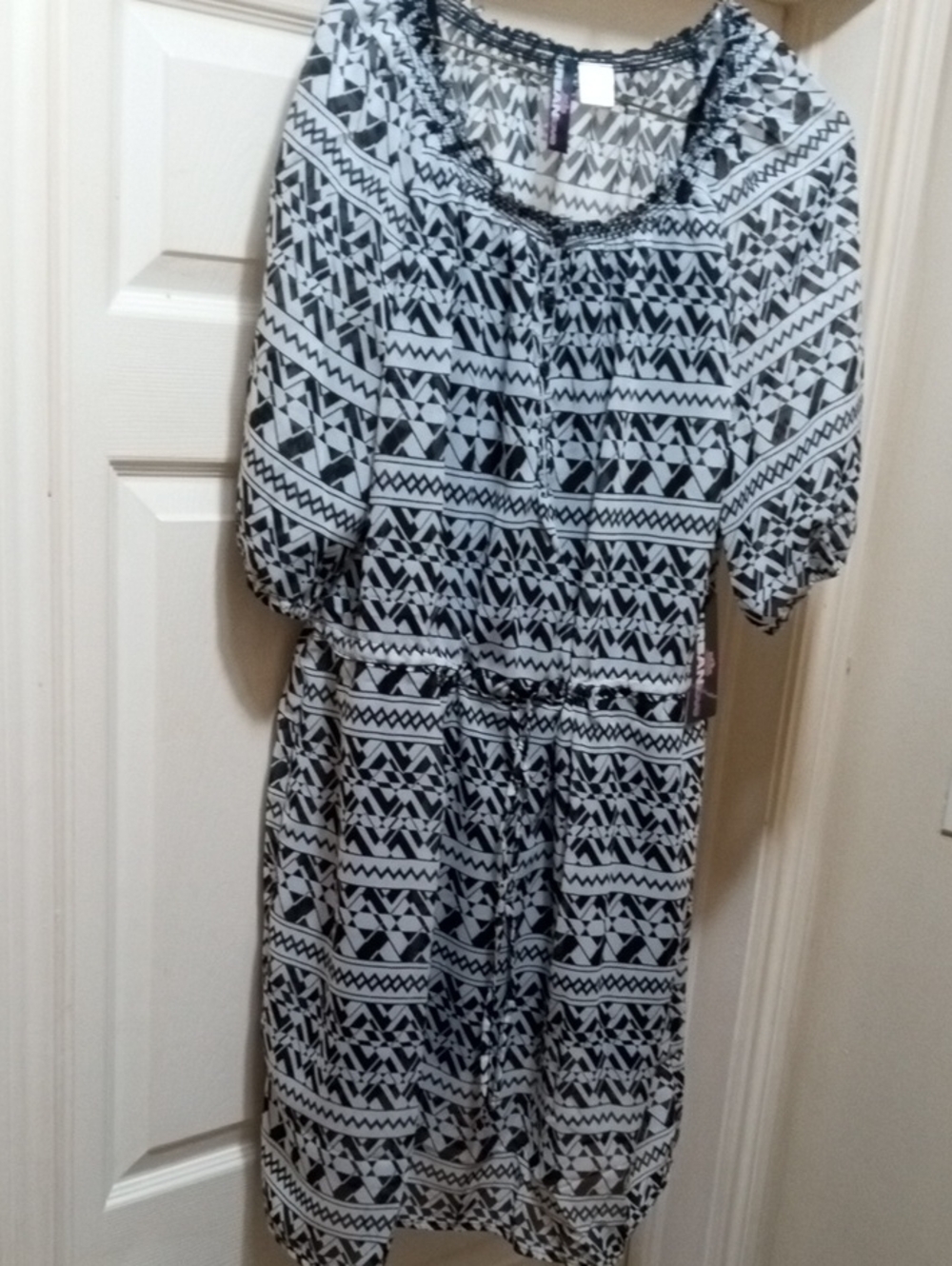 $12>>Urban Outfitters Black and White Geometric Midi Dress